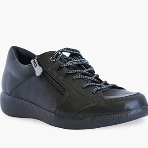 NWOT Munro Portia Zip Sneaker size 5- no box